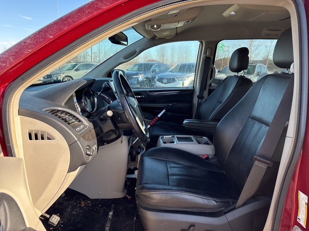 Used 2016 Chrysler Town & Country Touring image 15