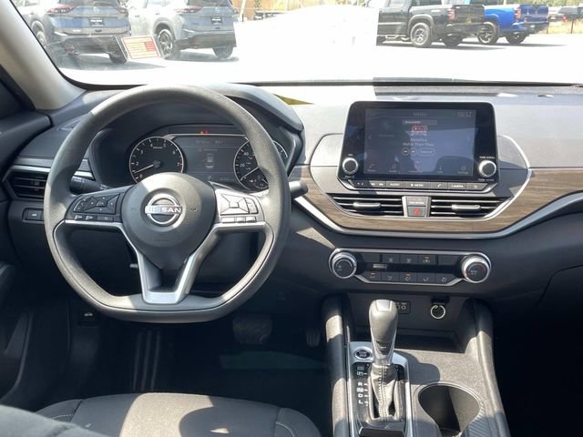 Used 2025 Nissan Altima 2.5 SV FWD image 12