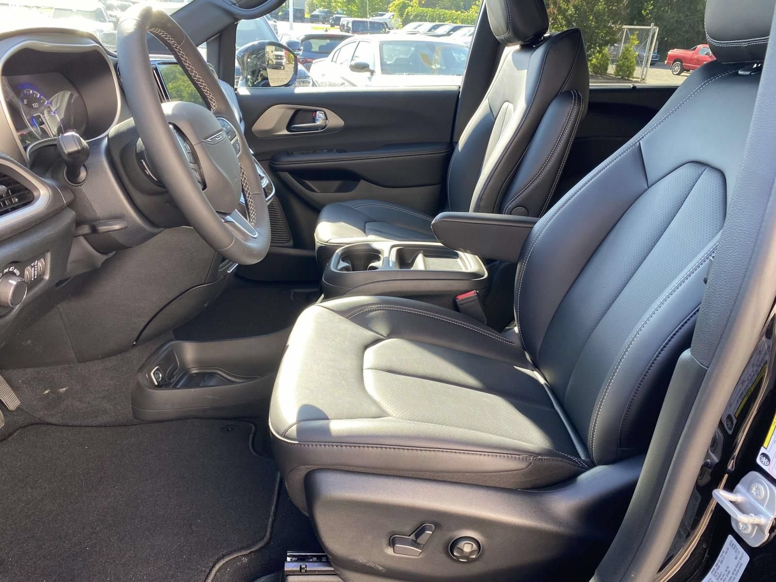New 2027 Chrysler Pacifica Select FWD image 14