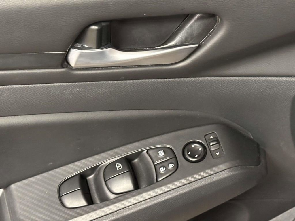 Used 2025 Nissan Altima 2.5 SV image 11