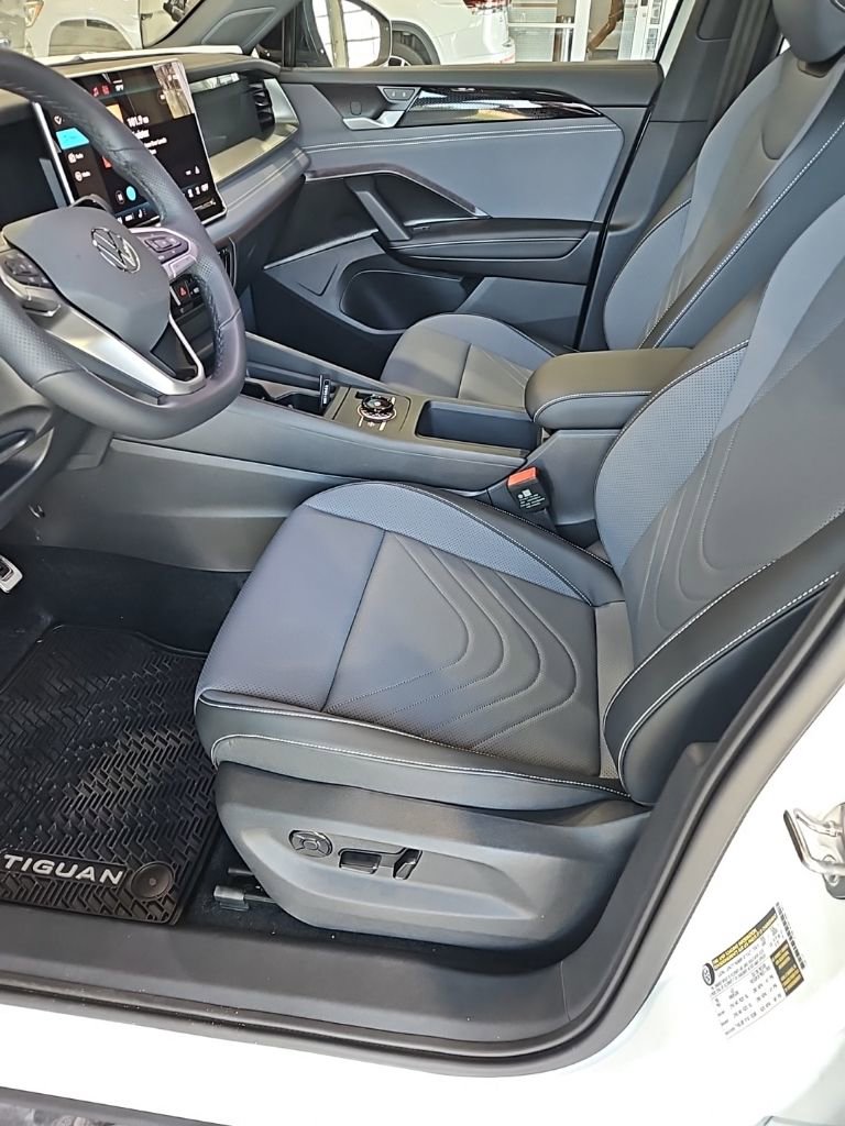 New 2026 Volkswagen Tiguan SE R-Line FWD image 28