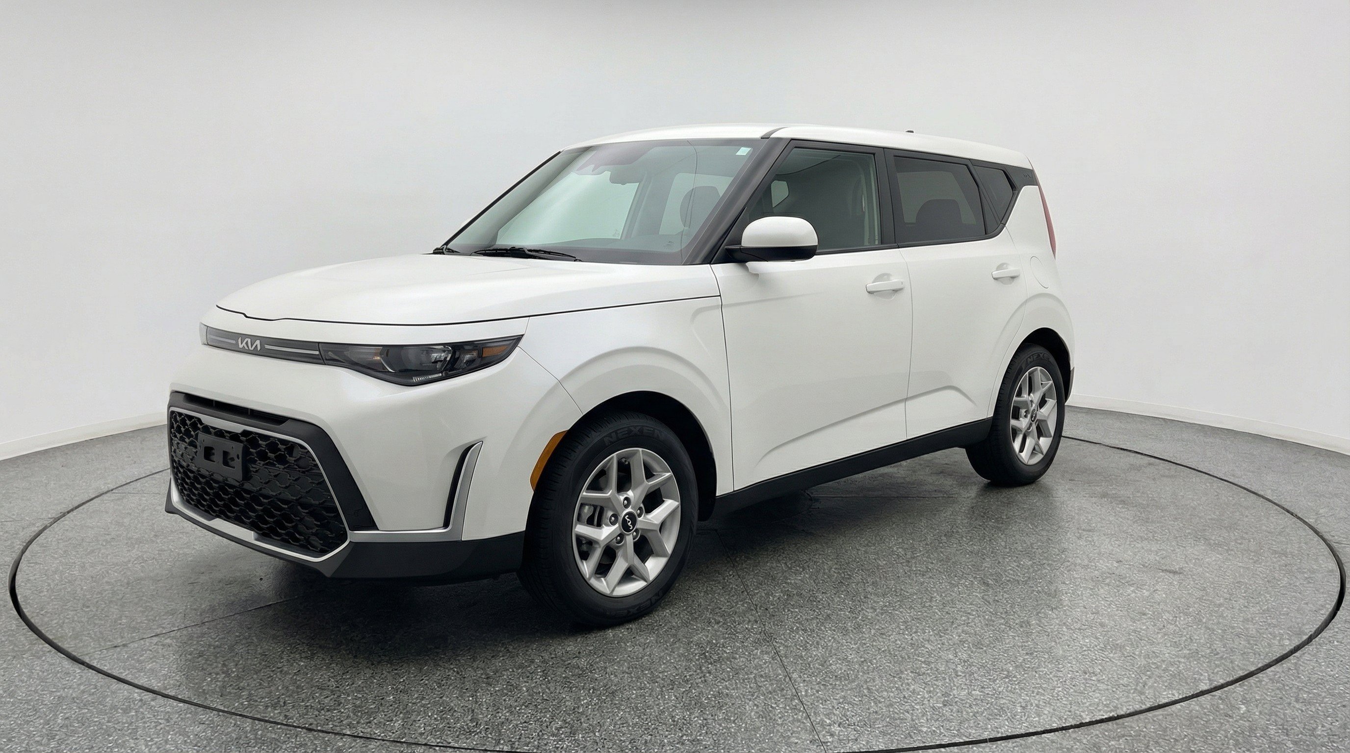 Used 2025 Kia Soul LX w/ LX Technology Package FWD image 3