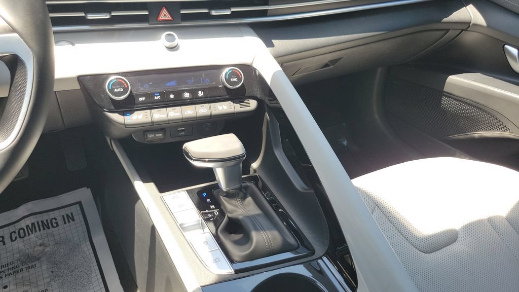 Certified 2025 Hyundai Elantra Limited FWD image 15