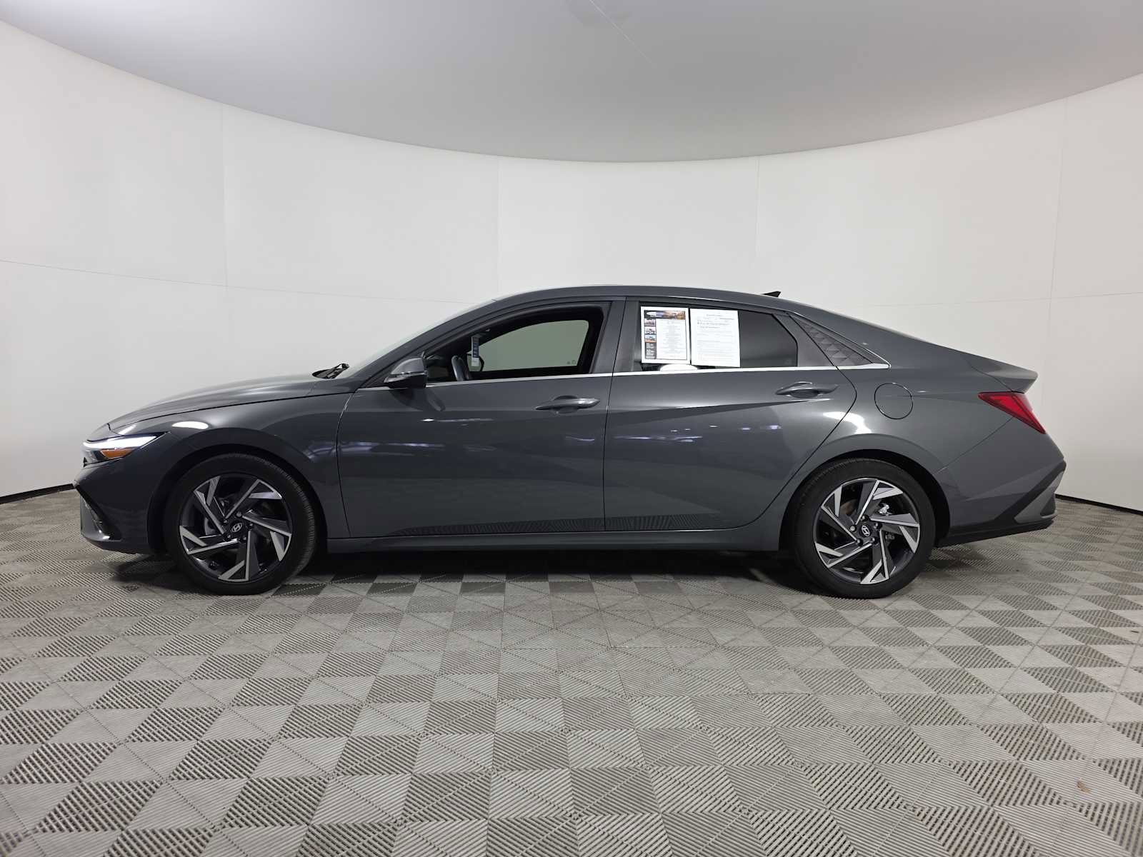 Used 2024 Hyundai Elantra Limited image 5