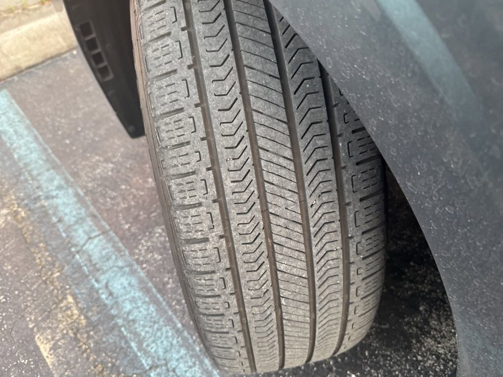 Used 2024 Kia Carnival EX image 13