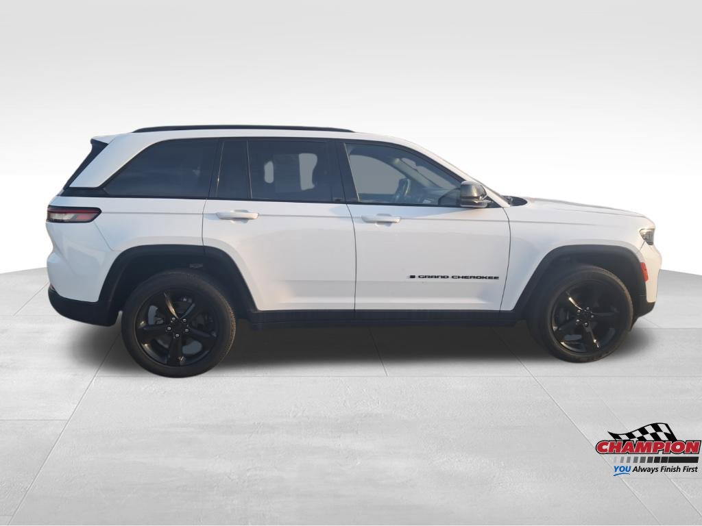 Used 2022 Jeep Grand Cherokee Altitude AWD/4WD image 7