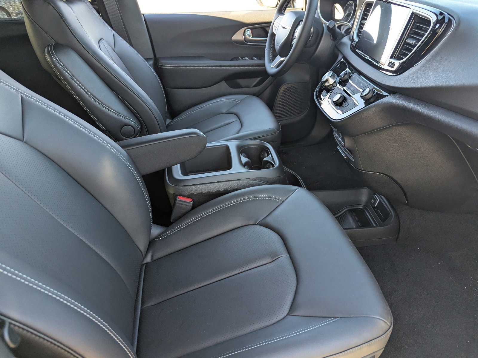 New 2026 Chrysler Voyager LX image 7