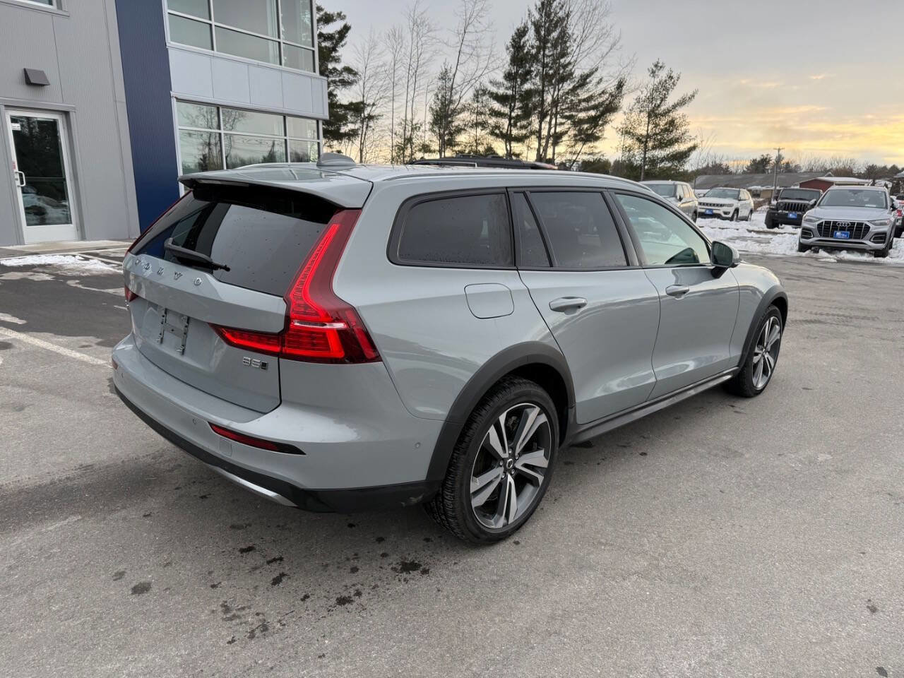 Used 2025 Volvo V60 B5 Cross Country Plus image 6