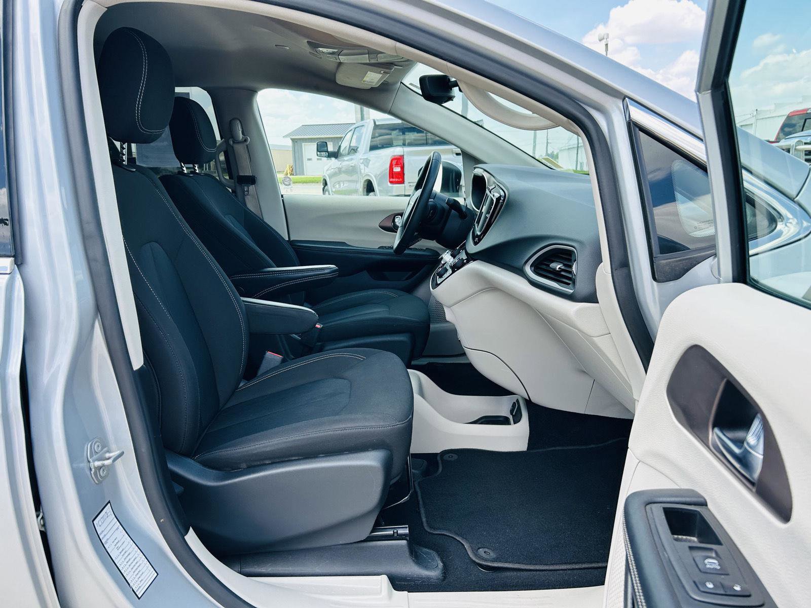 Used 2023 Chrysler Voyager LX image 30
