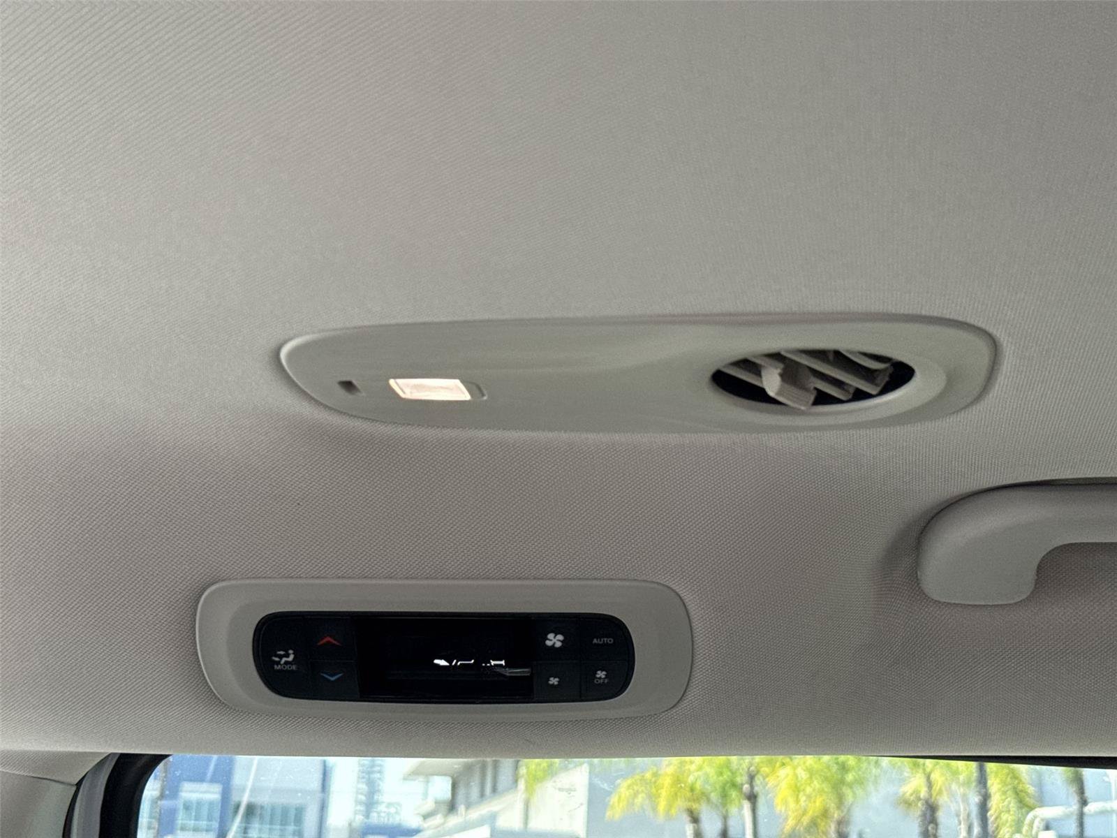 Used 2023 Chrysler Pacifica Touring-L FWD image 19
