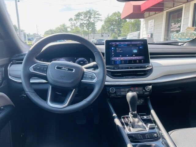 Used 2023 Jeep Compass Limited w/ Elite Group AWD/4WD image 16