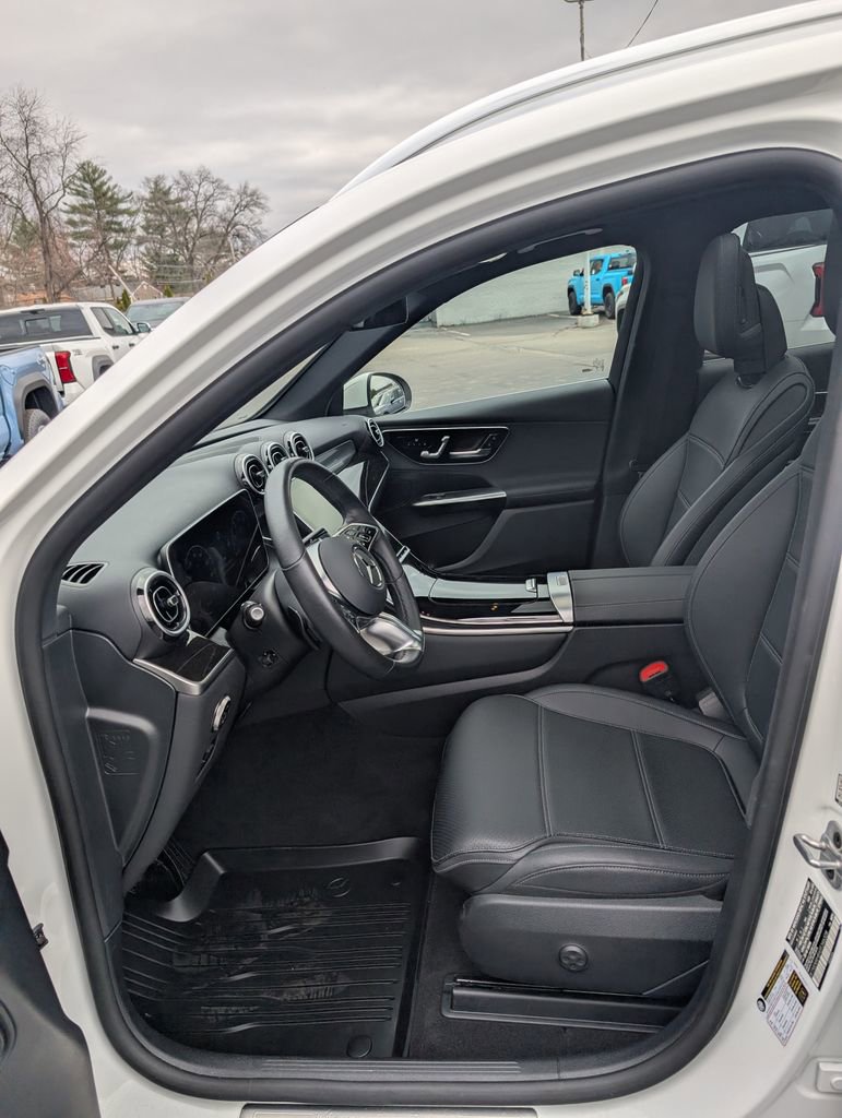 Used 2025 Mercedes-Benz GLC 300 4MATIC image 13