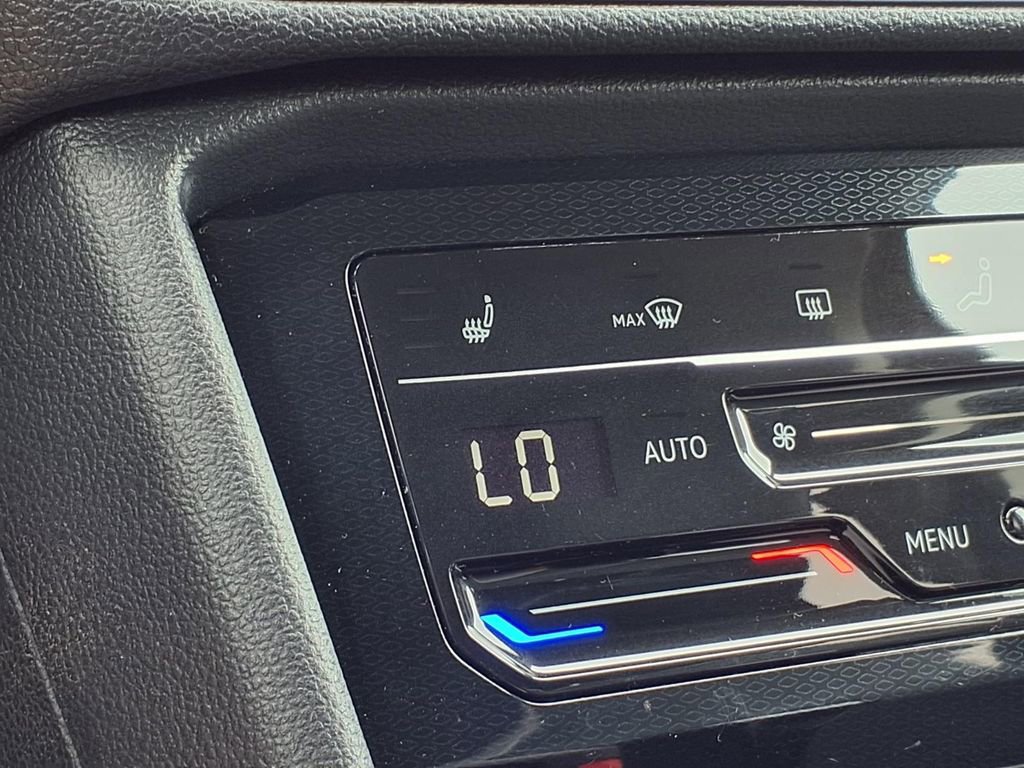 Used 2025 Volkswagen Taos SE AWD/4WD image 5