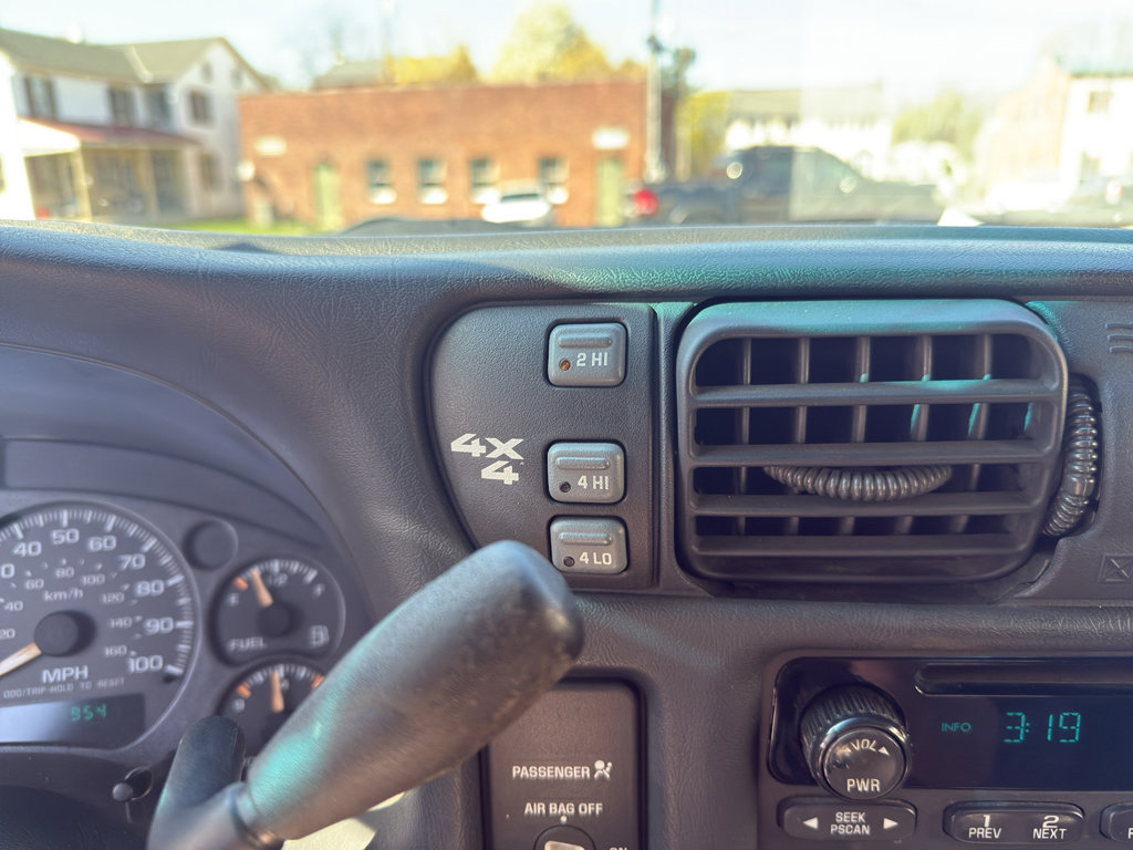 Used 2002 Chevrolet S10 Pickup LS w/ LS Preferred Equipment Group AWD/4WD image 19