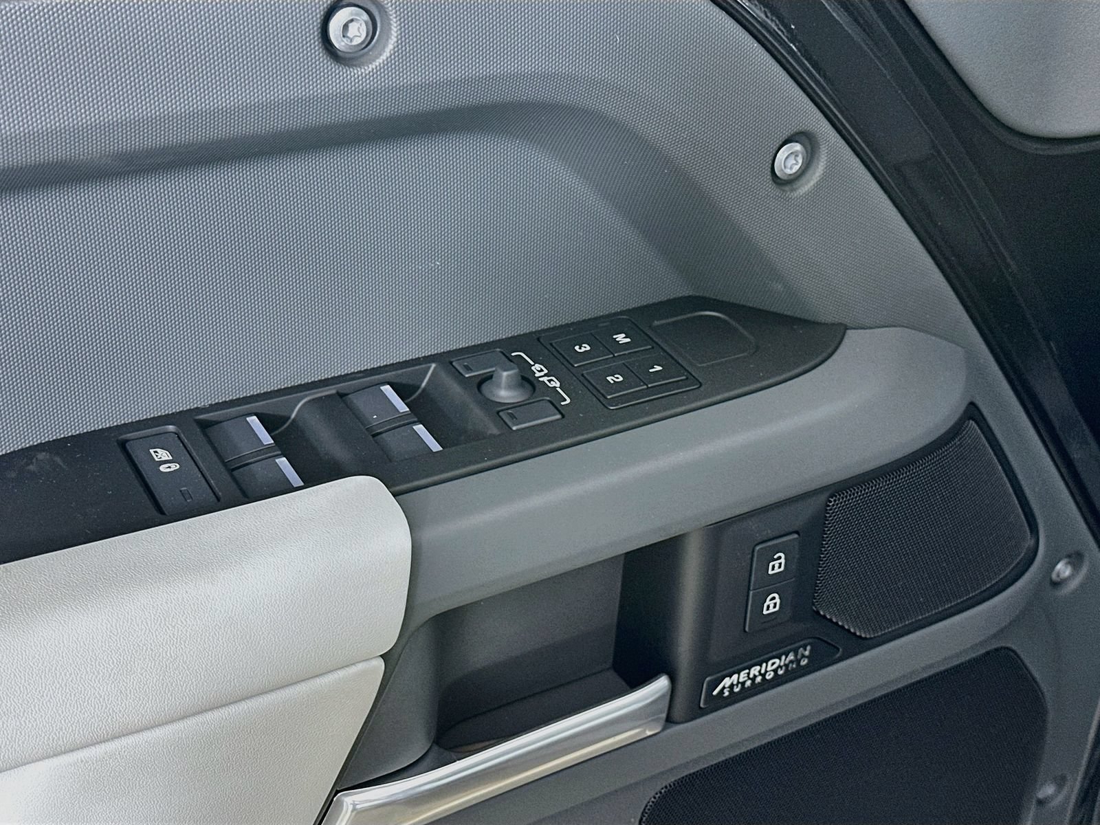 New 2026 Land Rover Defender 130 X-Dynamic SE AWD/4WD image 17