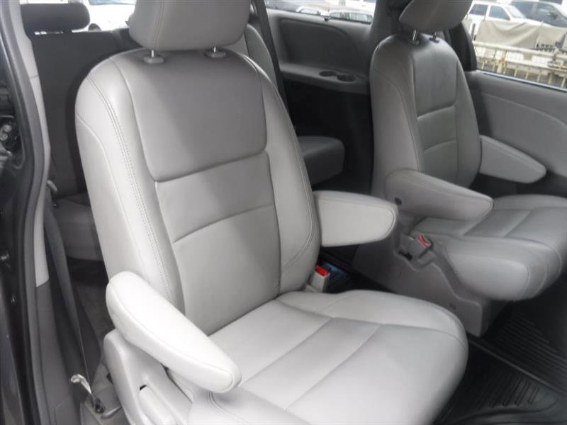 Used 2017 Toyota Sienna AWD image 31