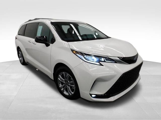Used 2023 Toyota Sienna XSE image 12