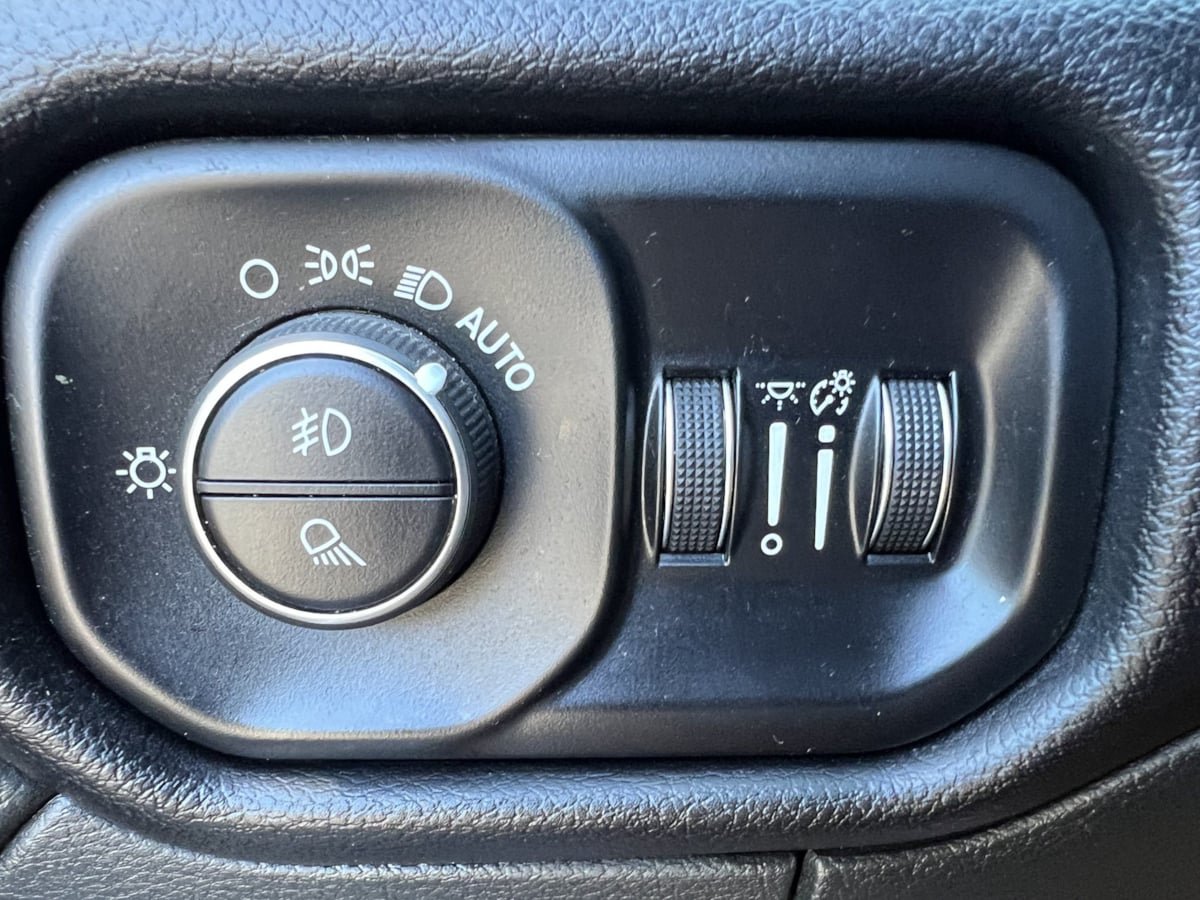 Used 2025 RAM 2500 Laramie AWD/4WD image 38