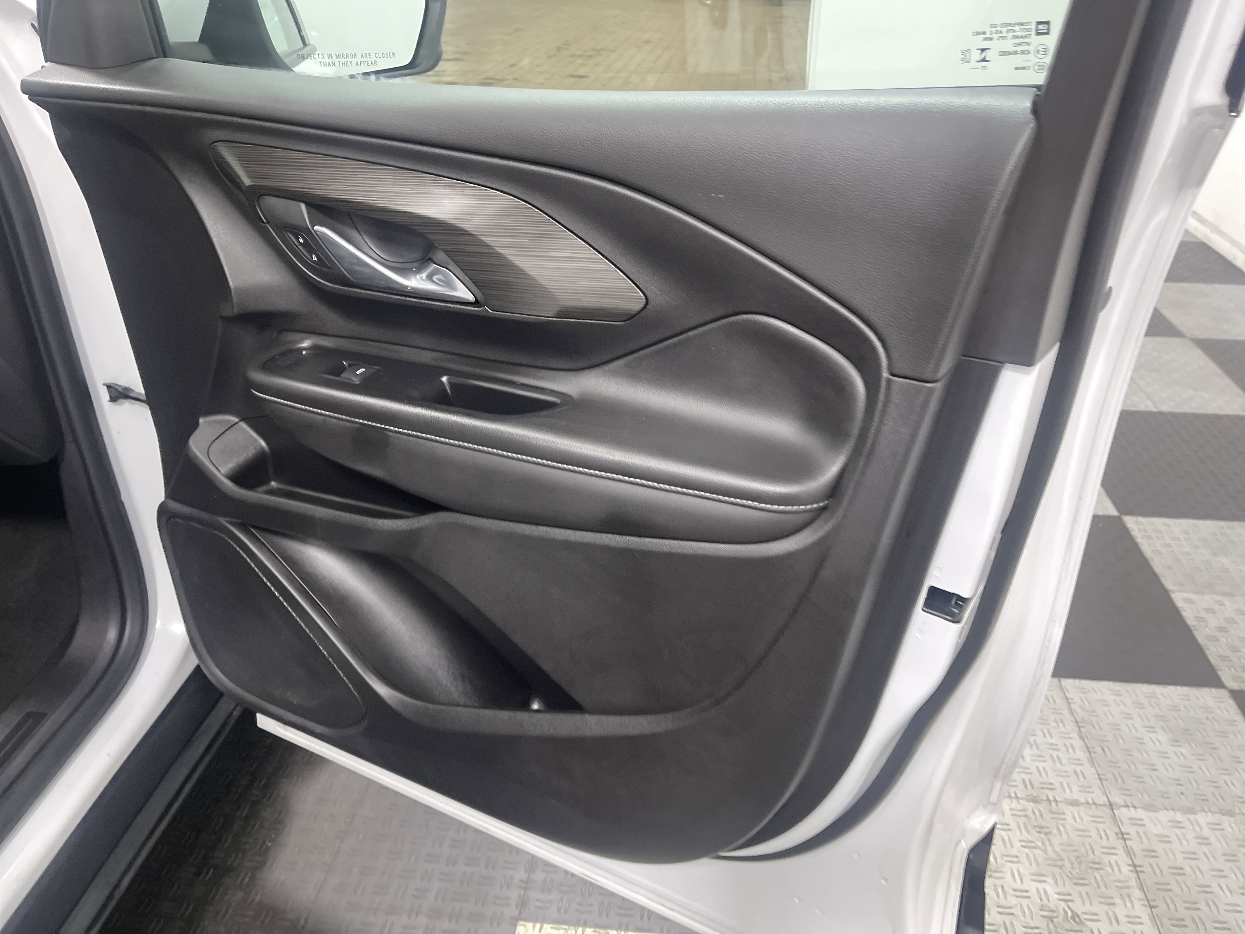 Used 2024 GMC Terrain SLT image 25