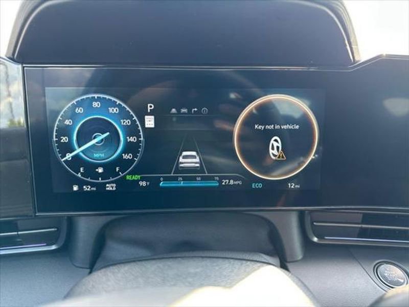 Used 2025 Hyundai Elantra SEL image 12