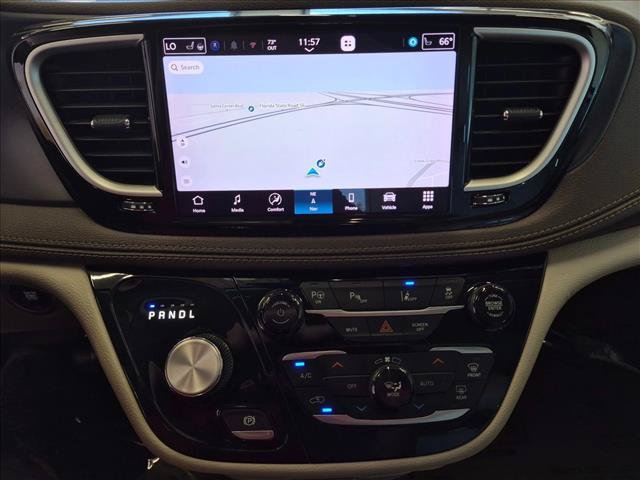Used 2021 Chrysler Pacifica Touring-L w/ Uconnect Theater Family Group FWD image 14