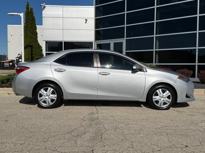 Used 2018 Toyota Corolla LE FWD image 2