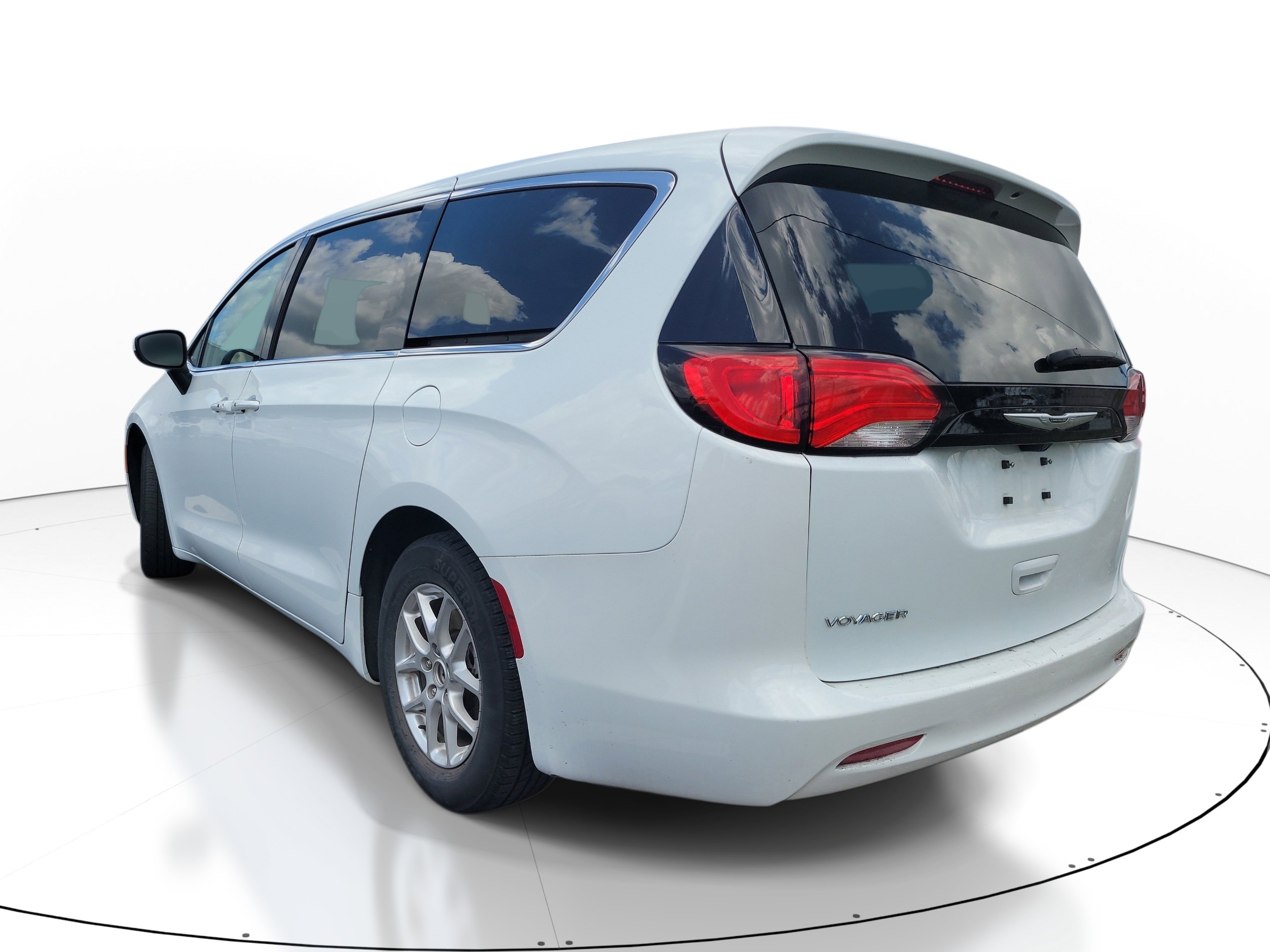 Used 2023 Chrysler Voyager LX image 6
