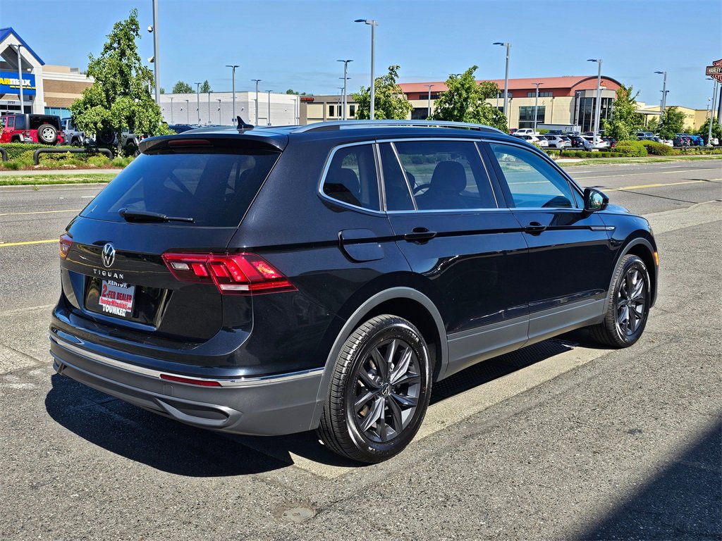 Used 2024 Volkswagen Tiguan SE w/ Panoramic Sunroof Package image 5