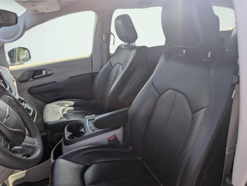 Used 2023 Chrysler Pacifica Touring-L FWD image 9