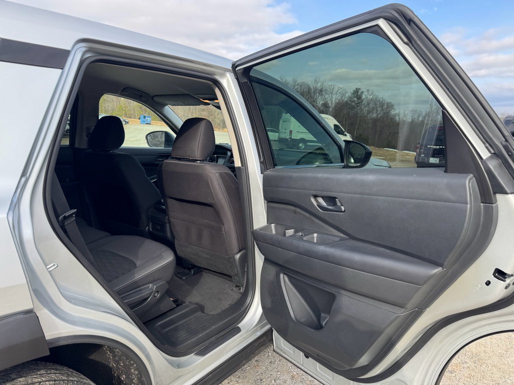 Used 2024 Nissan Pathfinder S image 13