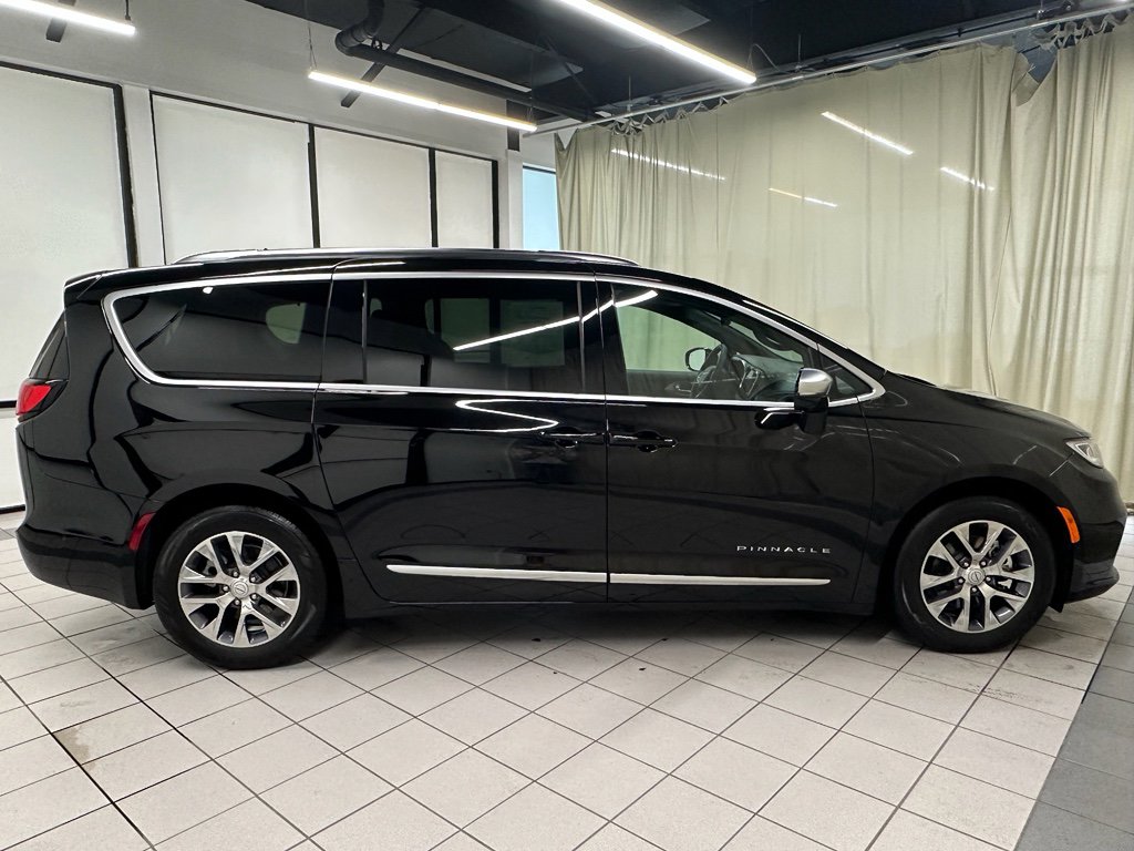 Used 2025 Chrysler Pacifica Pinnacle image 3