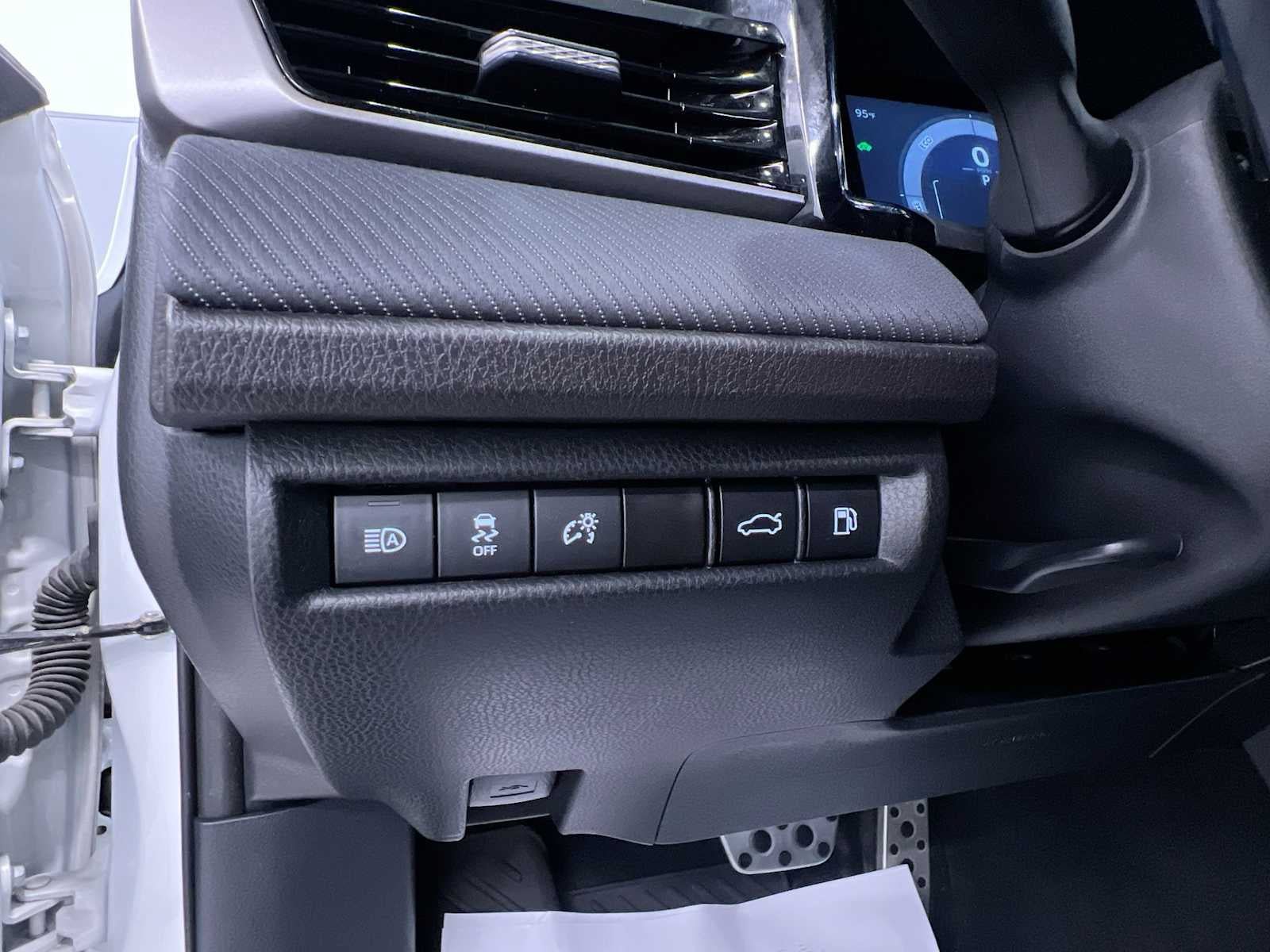 Used 2025 Toyota Camry SE w/ Convenience Package FWD image 16