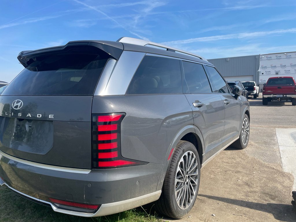 Used 2026 Hyundai Palisade Calligraphy FWD image 3