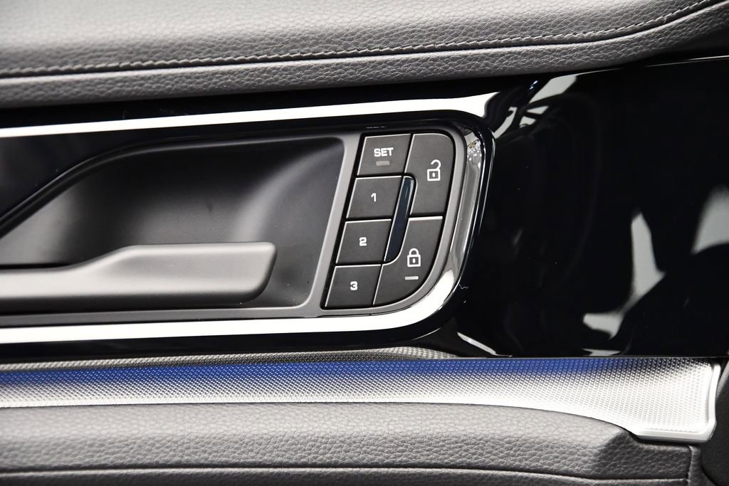 Used 2025 Porsche Panamera image 36