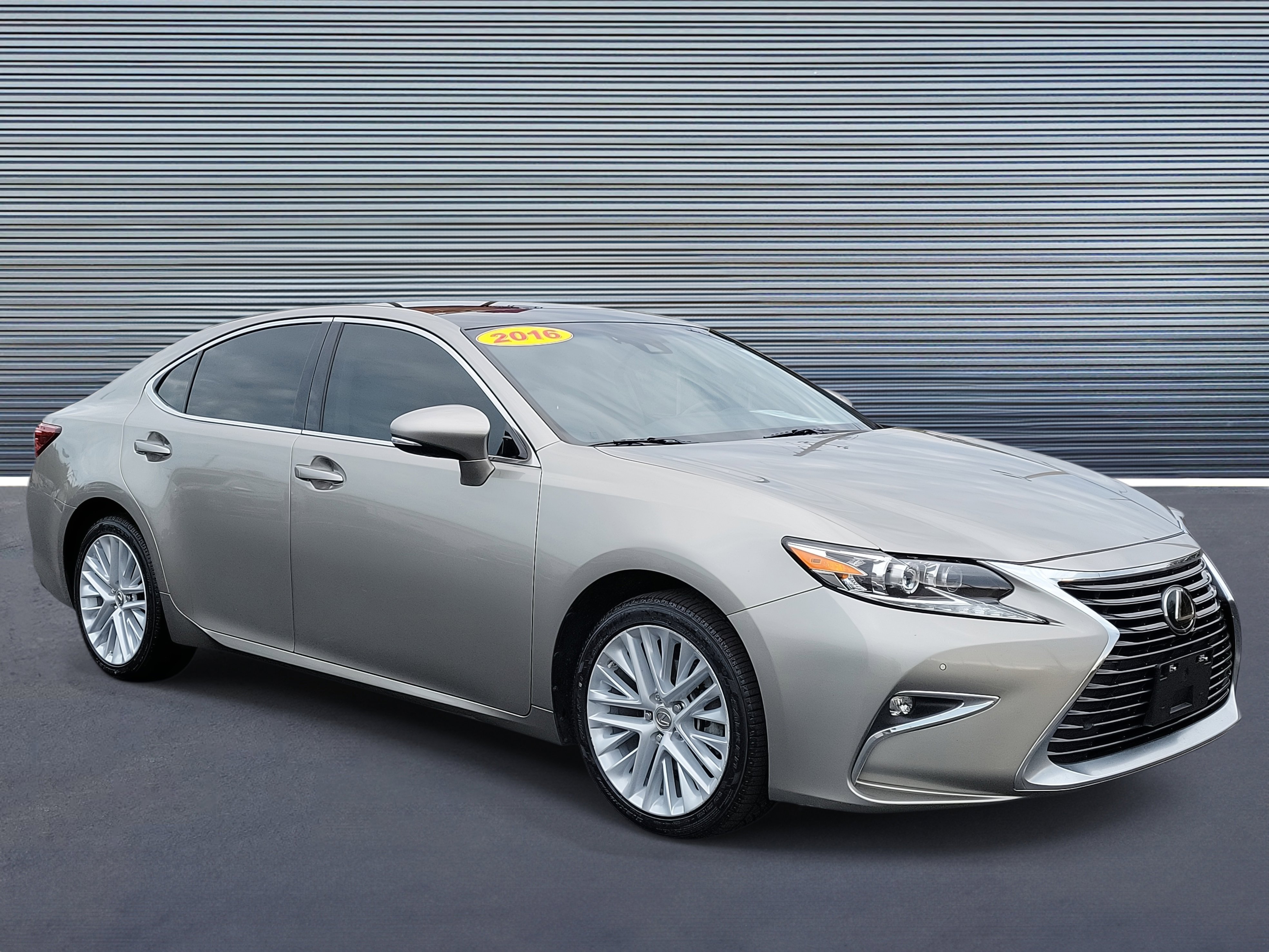 Used 2016 Lexus ES 350 w/ Ultra Luxury Package video 2
