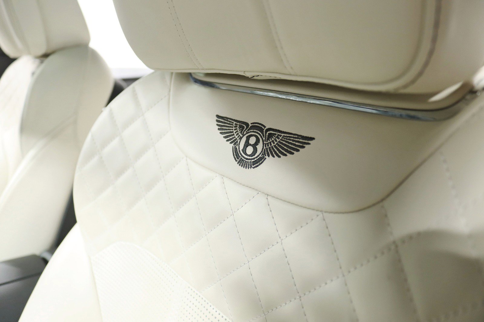 Used 2017 Bentley Bentayga image 33