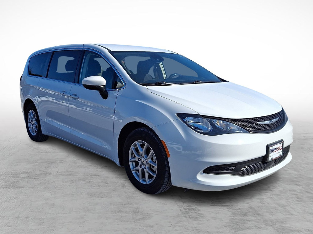 Used 2023 Chrysler Voyager LX image 7