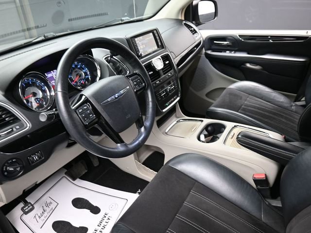 Used 2014 Chrysler Town & Country Touring-L image 18