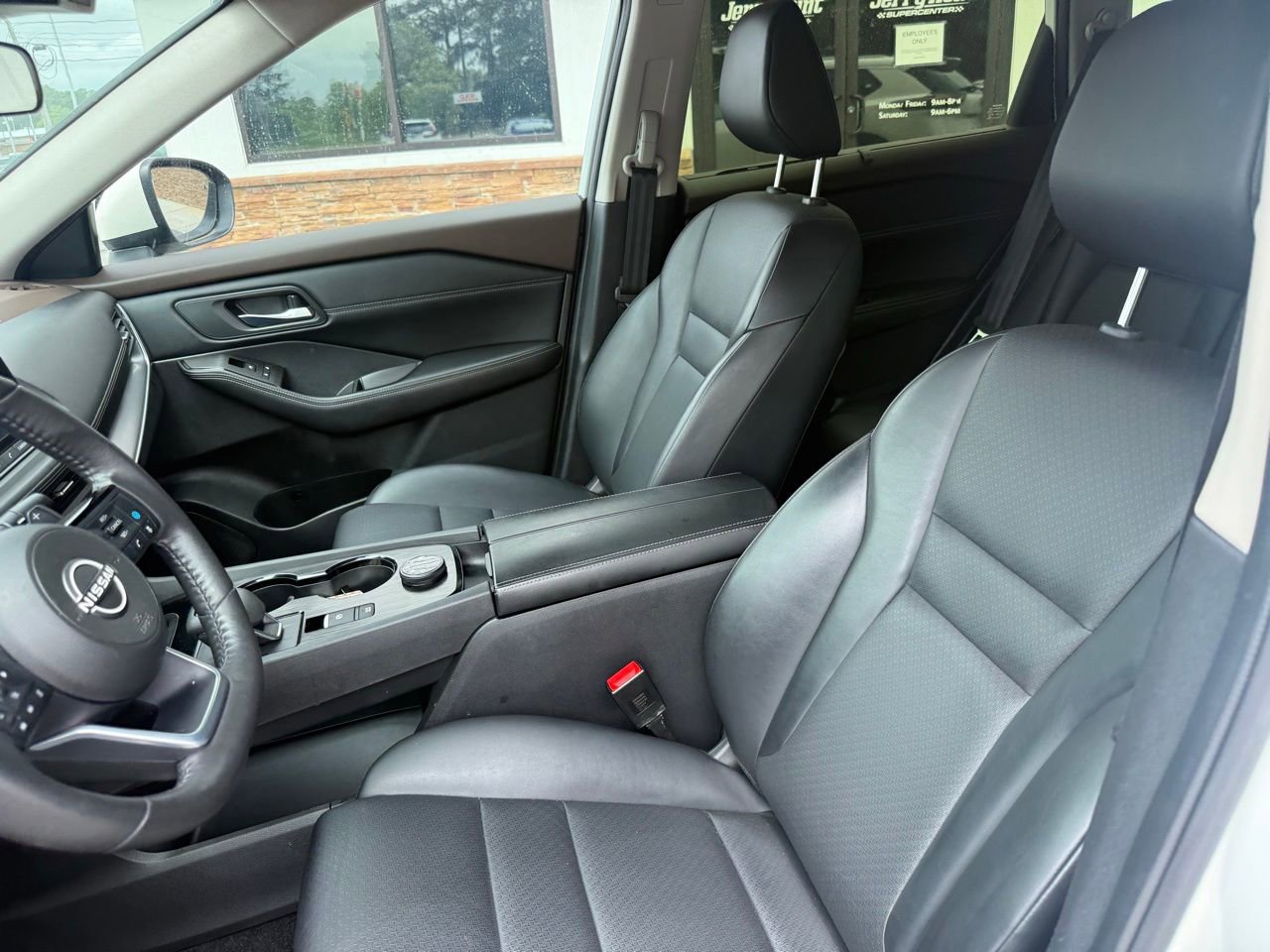 Used 2023 Nissan Rogue SV w/ SV Premium B Package AWD/4WD image 3