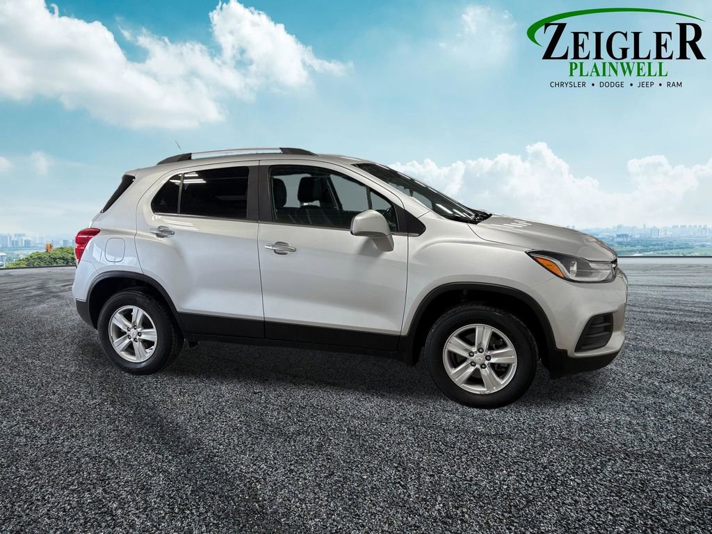 Used 2020 Chevrolet Trax LT w/ LT Convenience Package image 13