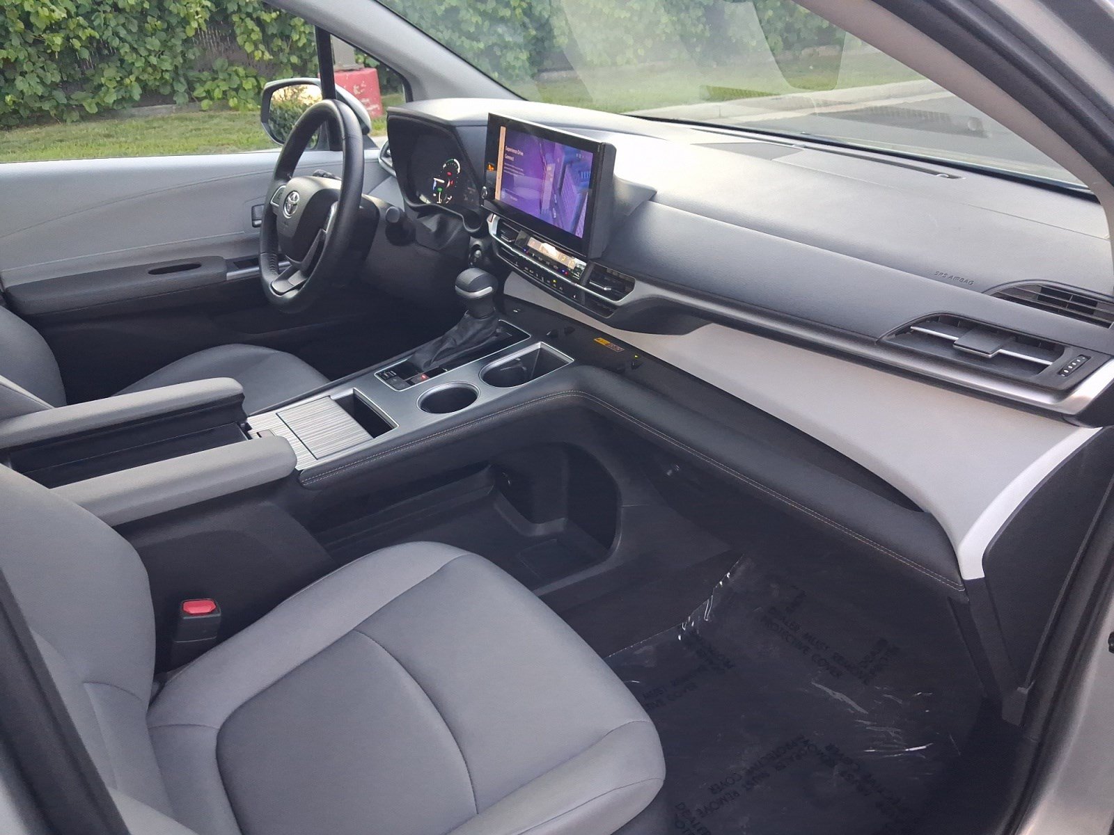 Used 2025 Toyota Sienna XLE FWD image 28