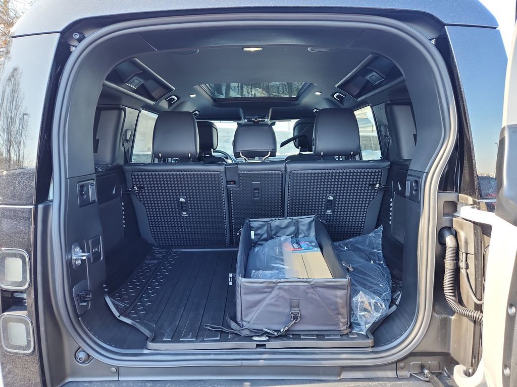 Used 2026 Land Rover Defender 110 X-Dynamic SE image 13