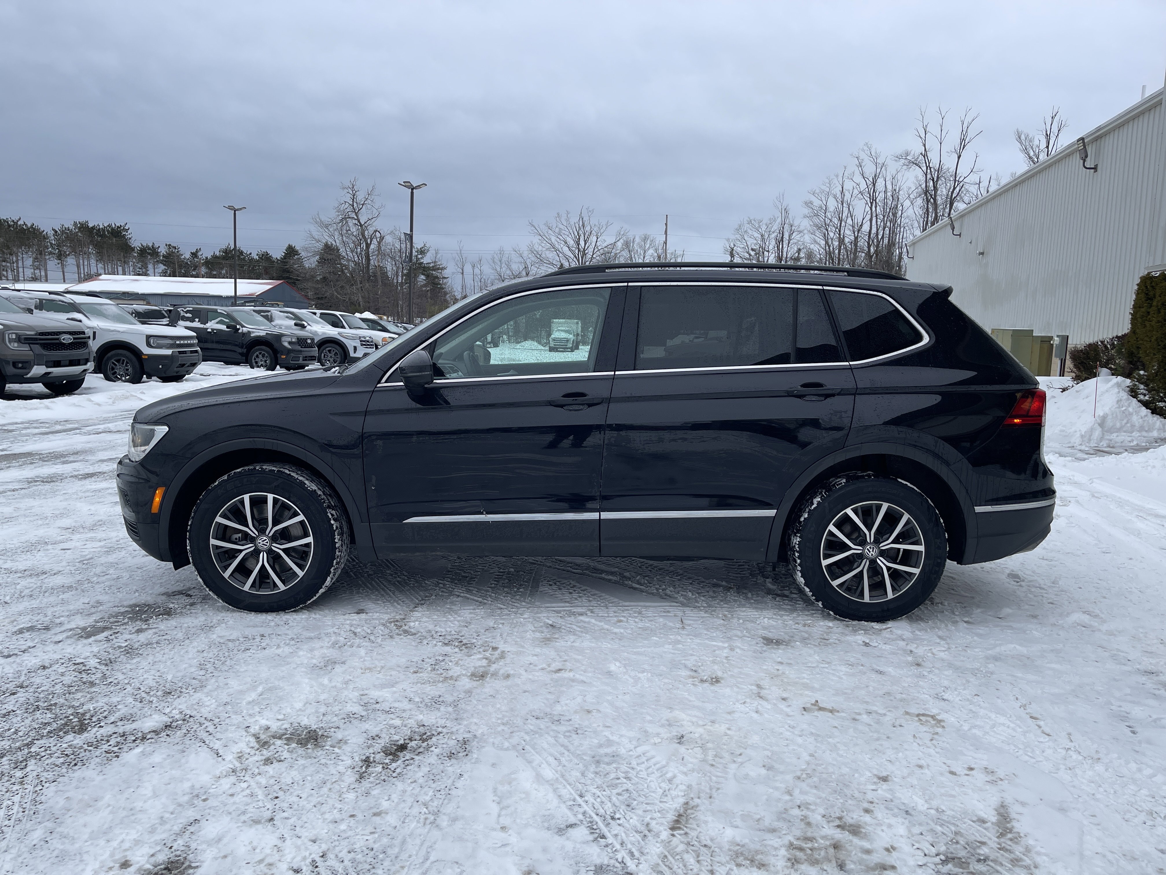 Used 2020 Volkswagen Tiguan SE w/ Panoramic Sunroof Package image 6