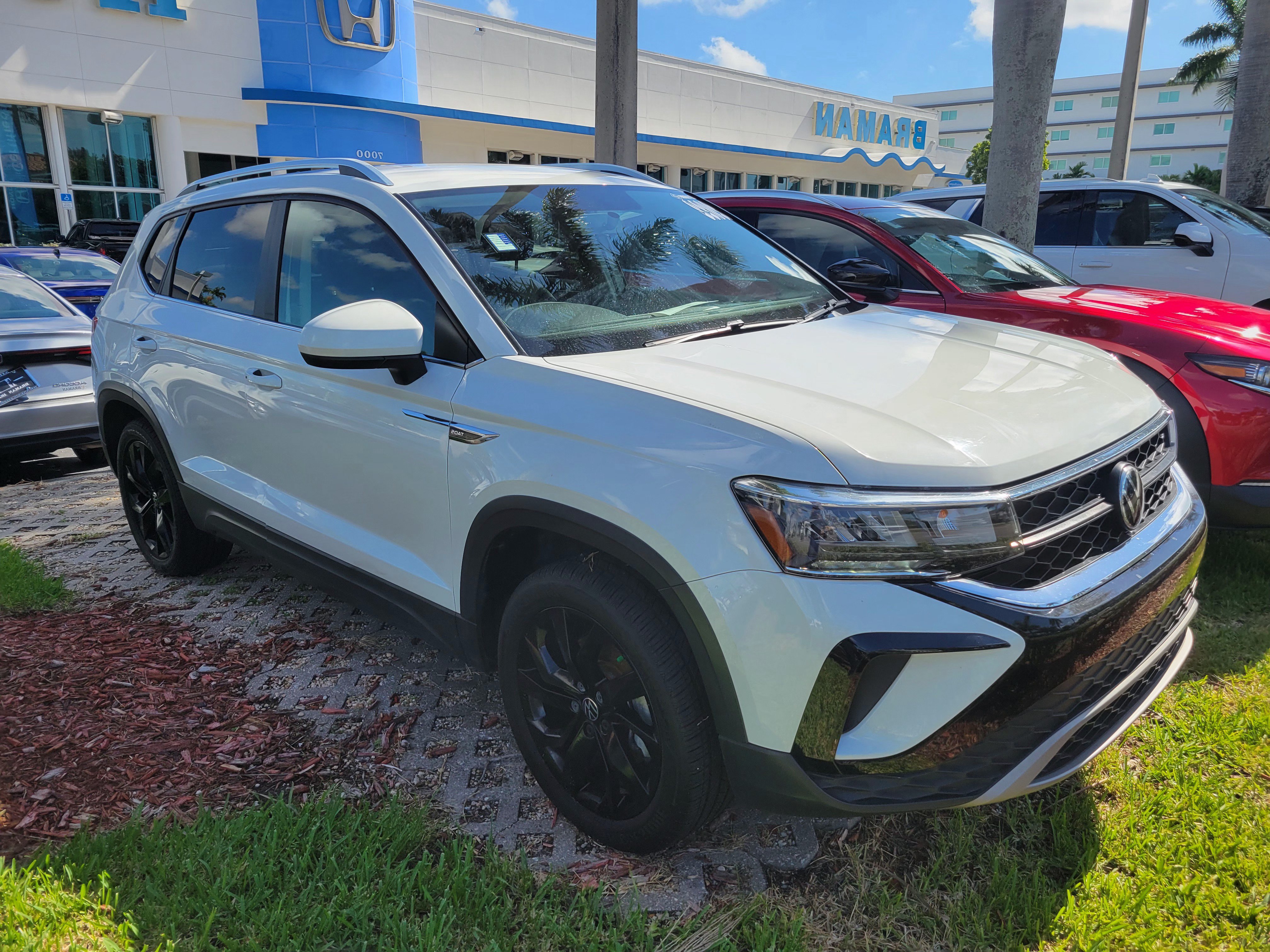 Used 2022 Volkswagen Taos SE FWD image 2