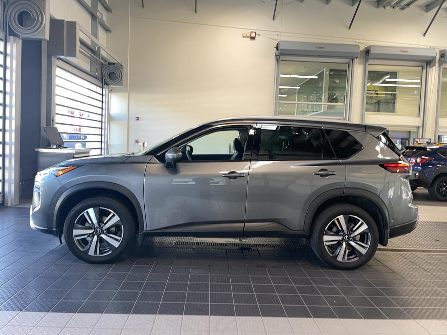 Used 2024 Nissan Rogue SL AWD/4WD image 4