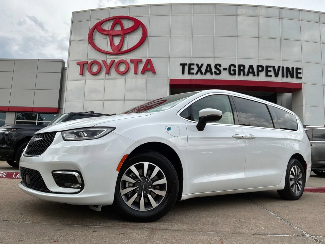 Used 2023 Chrysler Pacifica Touring-L FWD image 2
