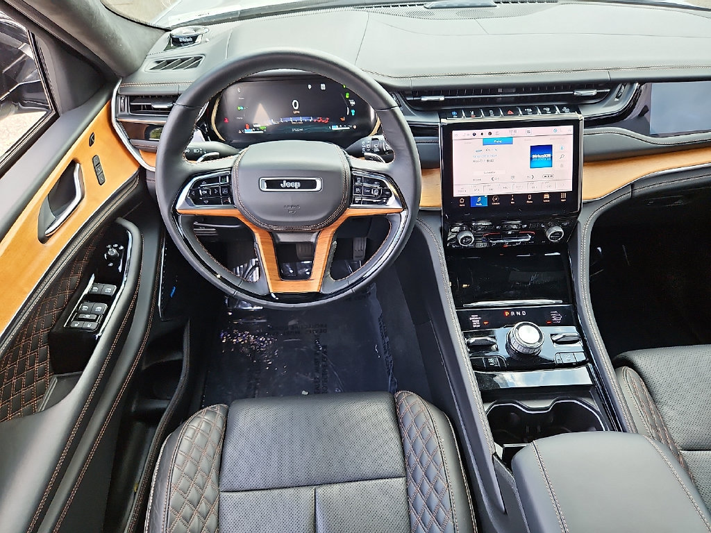 Used 2023 Jeep Grand Cherokee Summit AWD/4WD image 11