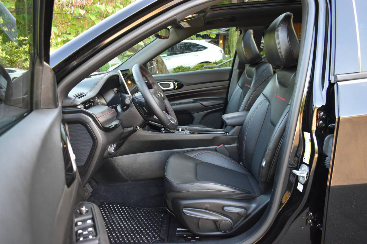 Used 2025 Jeep Compass Trailhawk w/ Sun & Sound Group AWD/4WD image 7