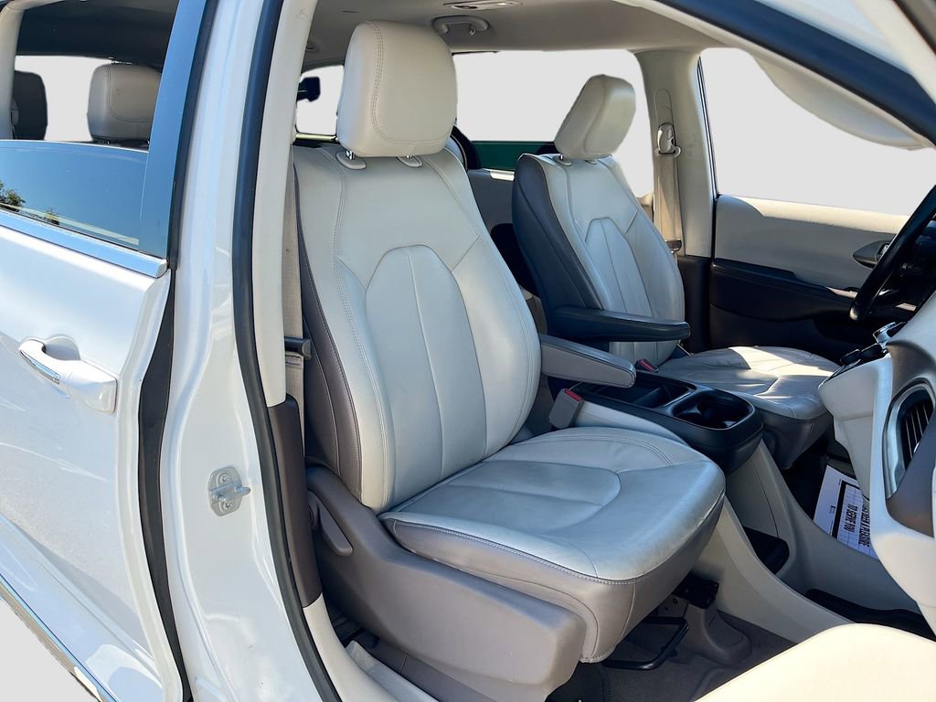 Used 2017 Chrysler Pacifica Touring-L image 27