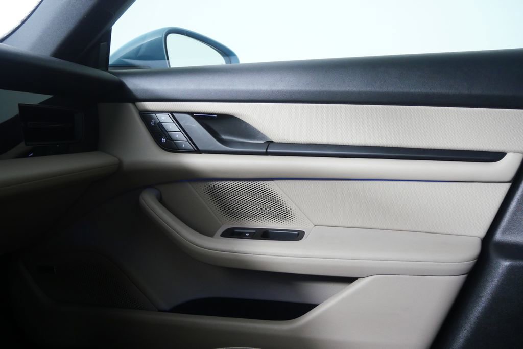 Used 2022 Porsche Taycan image 31